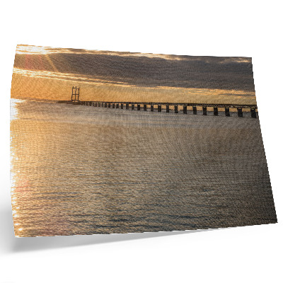 Poster Uma ponte no horizonte iluminada pelo sol.