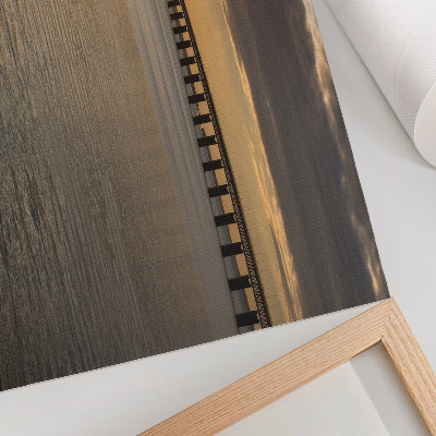 Poster Uma ponte no horizonte iluminada pelo sol.