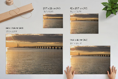 Poster Uma ponte no horizonte iluminada pelo sol.