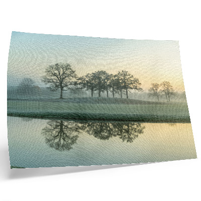 Poster em tela Superfície da água calma, reflexo das árvores, neblina suave