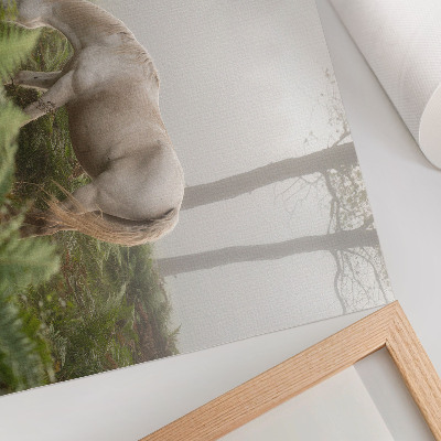 Poster para a sala Um cavalo contra um fundo de samambaias em uma floresta enevoada.