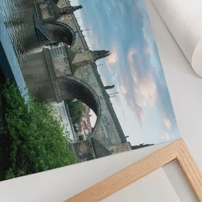 Pôster mural ponte sobre o rio com arquitetura histórica e atmosfera de paz