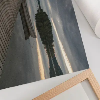 Poster em tela paisagem de lago, barco, floresta e nuvens com atmosfera tranquila
