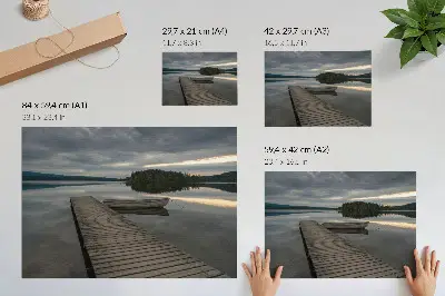 Poster em tela paisagem de lago, barco, floresta e nuvens com atmosfera tranquila