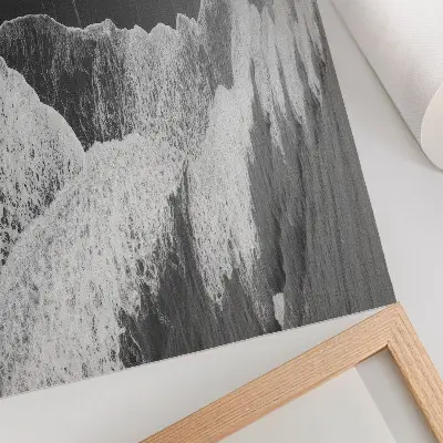 Poster mural com ondas pretas e brancas, areia macia e praia tranquila