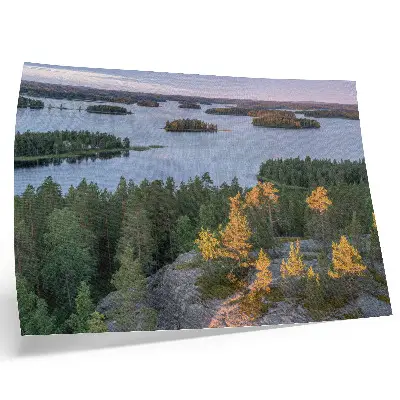 Poster ilha com floresta de pinheiros e lago sob céu em tons pastel