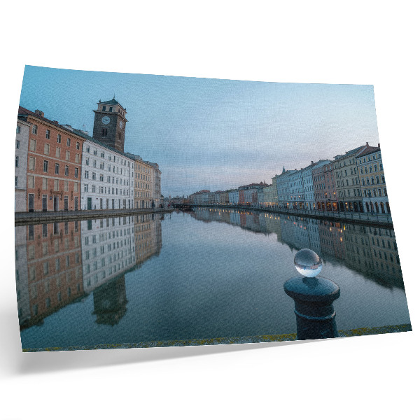 Poster em tela Prédios residenciais em tons pastel refletidos na água do canal.