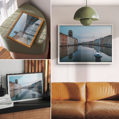 Poster em tela Prédios residenciais em tons pastel refletidos na água do canal.