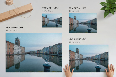 Poster em tela Prédios residenciais em tons pastel refletidos na água do canal.