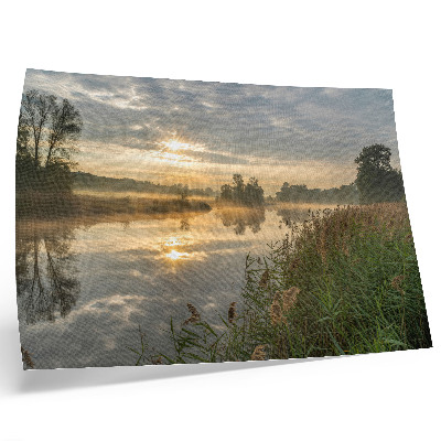Poster Uma manhã enevoada à beira do lago com reflexos da natureza.