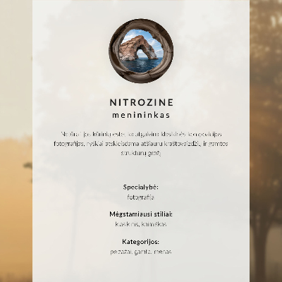 Poster Uma manhã enevoada à beira do lago com reflexos da natureza.