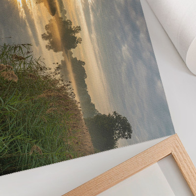 Poster Uma manhã enevoada à beira do lago com reflexos da natureza.