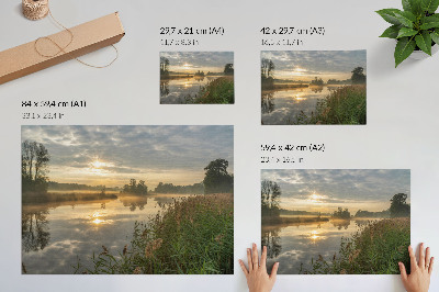 Poster Uma manhã enevoada à beira do lago com reflexos da natureza.