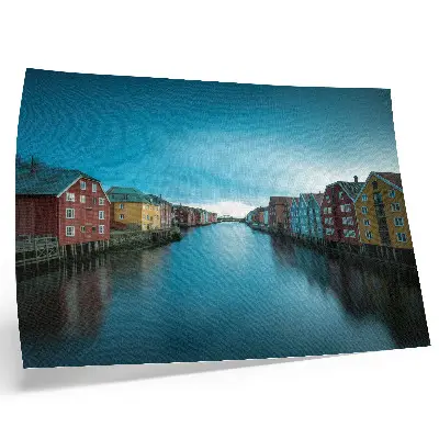 Poster em tela casas coloridas refletidas no rio com atmosfera escandinava