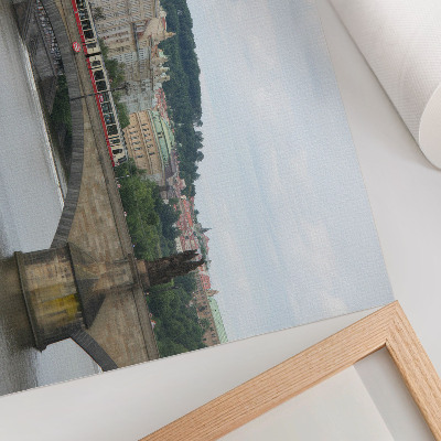 Poster para a sala Uma ponte sobre o rio com um bonde, cercada por arquitetura clássica.