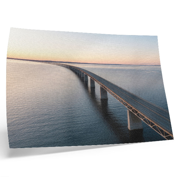 Poster Uma ponte sobre um mar calmo ao pôr do sol