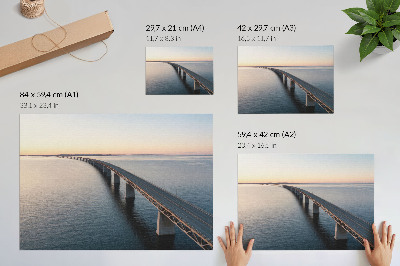 Poster Uma ponte sobre um mar calmo ao pôr do sol