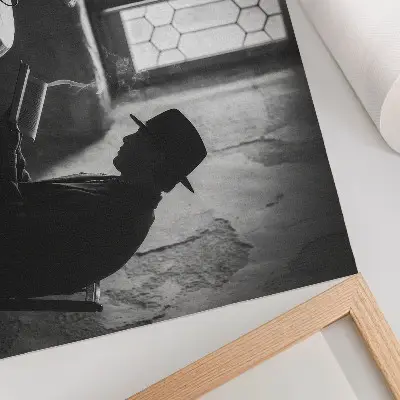 Poster em tela atmosfera em preto e branco com um homem lendo um livro em estilo clássico