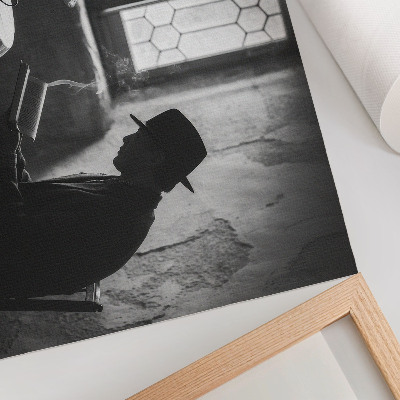 Poster em tela Atmosfera em preto e branco, homem com um livro, elegância clássica.