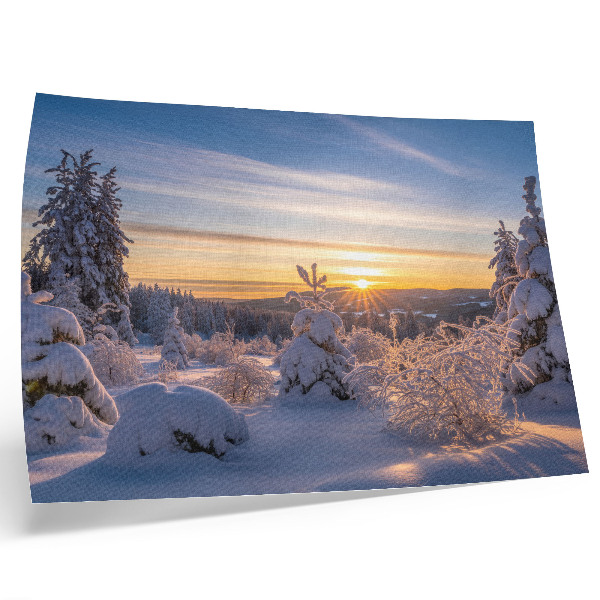 Poster em tela Paisagem de inverno com neve e sol no horizonte.