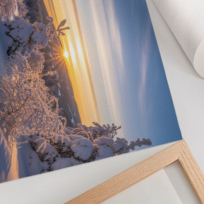 Poster em tela Paisagem de inverno com neve e sol no horizonte.