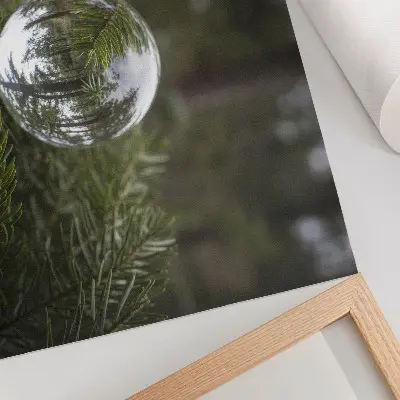 Póster mural bola de cristal sobre um fundo de galhos de pinheiro