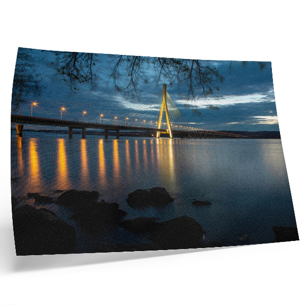 Poster Ponte iluminada sobre a água à noite.