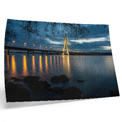 Poster Ponte iluminada sobre a água à noite.