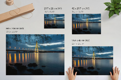 Poster Ponte iluminada sobre a água à noite.