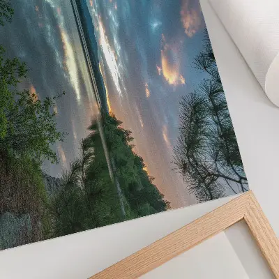 Poster para sala reflexos de árvores verdes e céu calmo no lago
