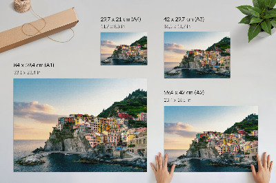 Poster Casas coloridas em um penhasco acima do mar.