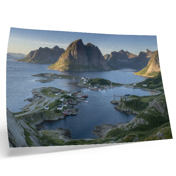Poster mural Montanhas e uma baía tranquila com casas coloridas