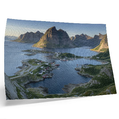 Poster mural Montanhas e uma baía tranquila com casas coloridas