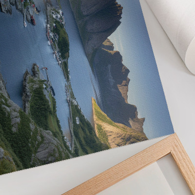 Poster mural Montanhas e uma baía tranquila com casas coloridas