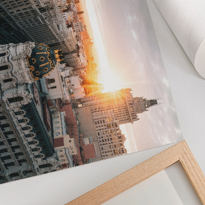 Poster Uma cidade noturna com arquitetura majestosa.