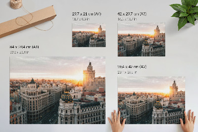 Poster Uma cidade noturna com arquitetura majestosa.
