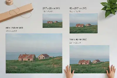Pôster edifícios rústicos, prados verdes e mar