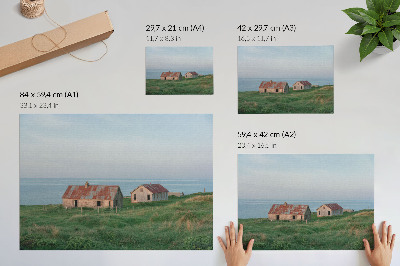 Poster Edifícios rústicos, prados verdes, mar