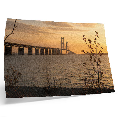 Poster em tela Ponte ao pôr do sol com uma árvore
