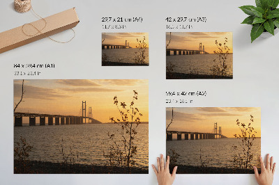 Poster em tela Ponte ao pôr do sol com uma árvore