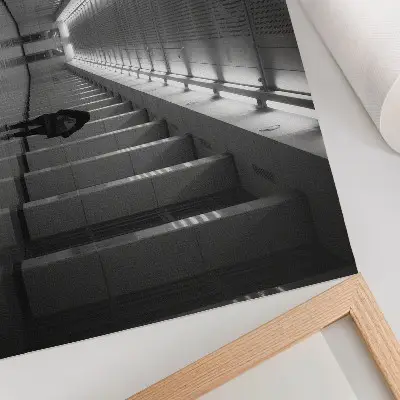Poster decorativo para sala com estampa de corredor monocromático com colunas