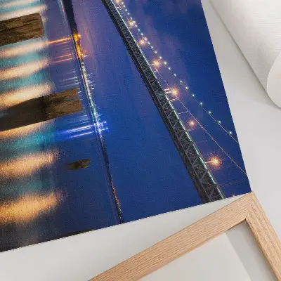 Poster em tela ponte à noite com brilho e reflexo da água em harmonia