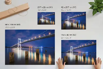 Poster em tela ponte à noite com brilho e reflexo da água em harmonia
