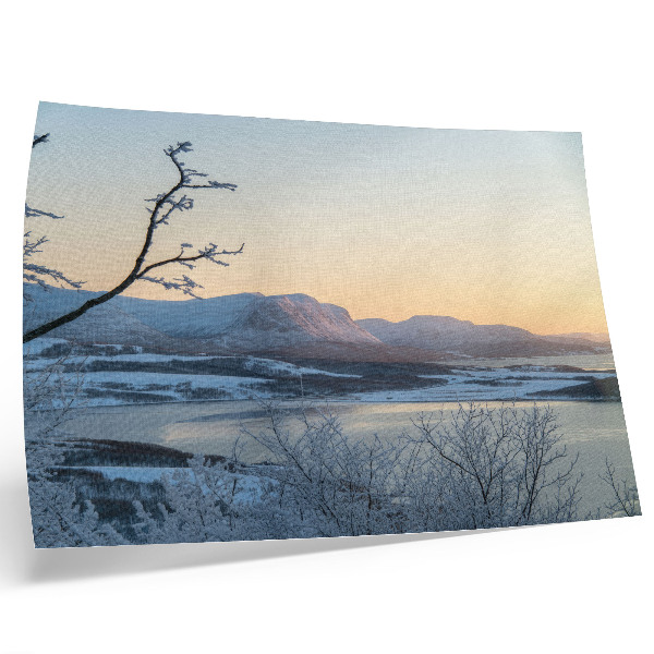 Poster para a sala Paisagem invernal de montanhas, água e árvores ao entardecer.