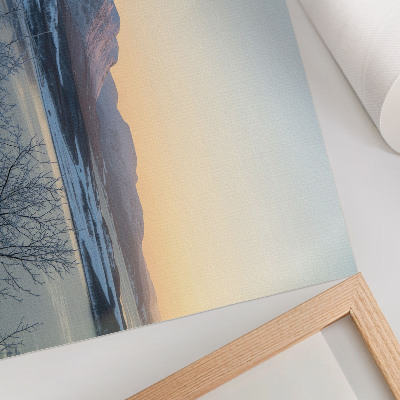 Poster para a sala Paisagem invernal de montanhas, água e árvores ao entardecer.