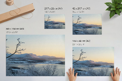 Poster para a sala Paisagem invernal de montanhas, água e árvores ao entardecer.