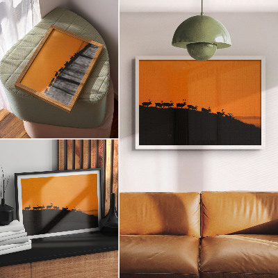 Poster Silhuetas de veados em uma colina com fundo laranja.