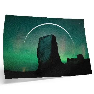Pôster mural com estampa de céu noturno, rochas e atmosfera cósmica em tons verdes