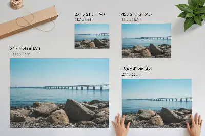 Ponte sobre pedras azuis na margem poster em tela