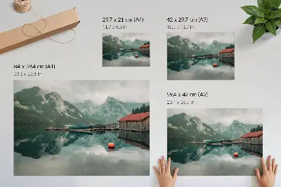Poster reflexo tranquilo de um lago na montanha com barcos de madeira